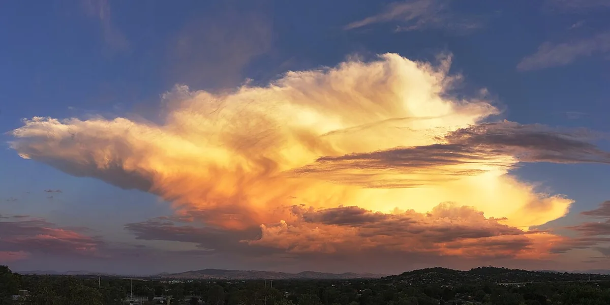 Σύννεφο Cumulonimbus σε ηλιοβασίλεμα