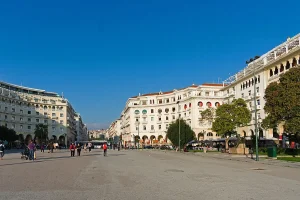 Πώς να ντύνεστε τον Μάρτιο στη Θεσσαλονίκη: Ο πλήρης οδηγός