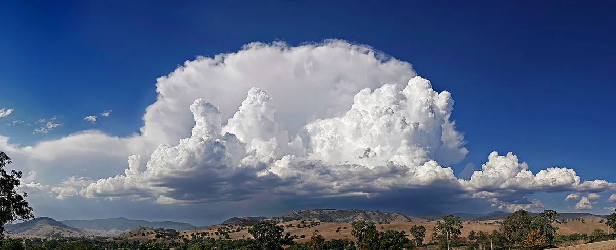 Σύννεφο cumulonimbus σε σχήμα αμονιού πριν από καταιγίδα