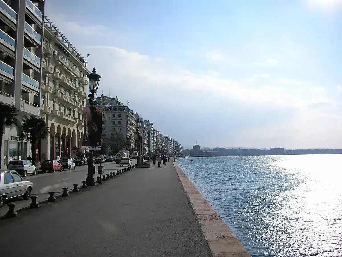 Παραλία Θεσσαλονίκης σε ηλιόλουστη μέρα