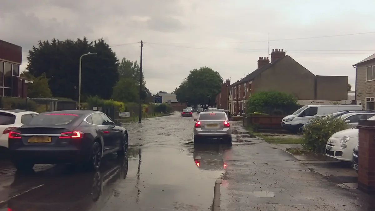 Αιφνίδια πλημμύρα σε δρόμο μετά από ισχυρή βροχόπτωση