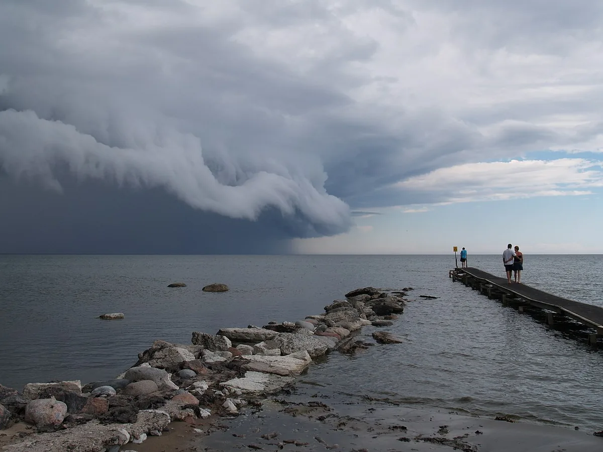 Σύννεφο cumulonimbus πάνω από τη θάλασσα