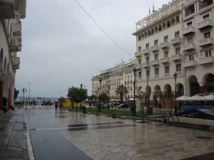 Τι σημαίνει Νοτιάς και γιατί φέρνει βροχή στη Θεσσαλονίκη