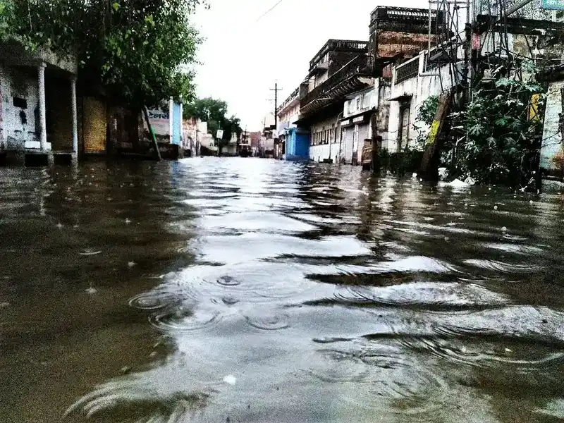 Βρόχινο νερό σε δρόμο